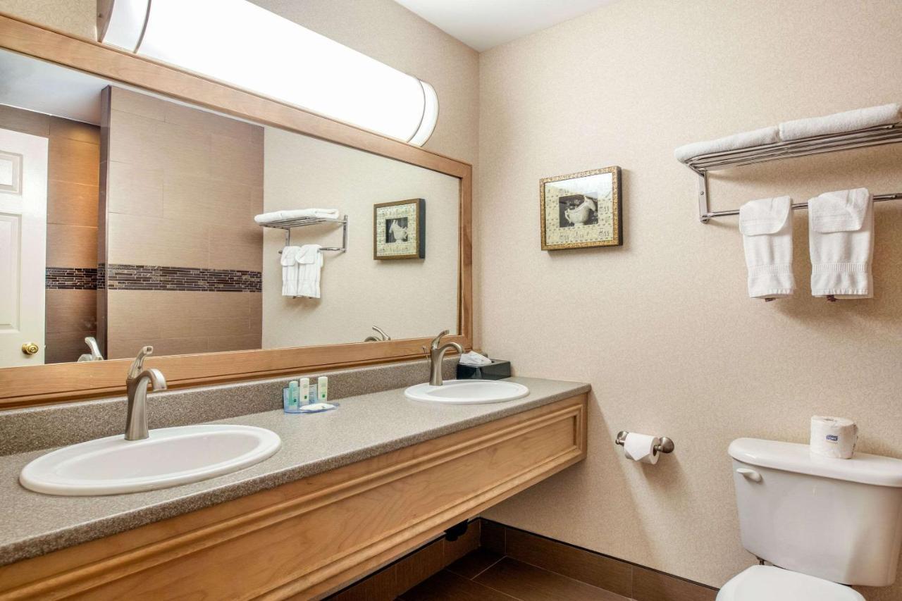 Quality Inn & Suites Cornwall Eksteriør billede