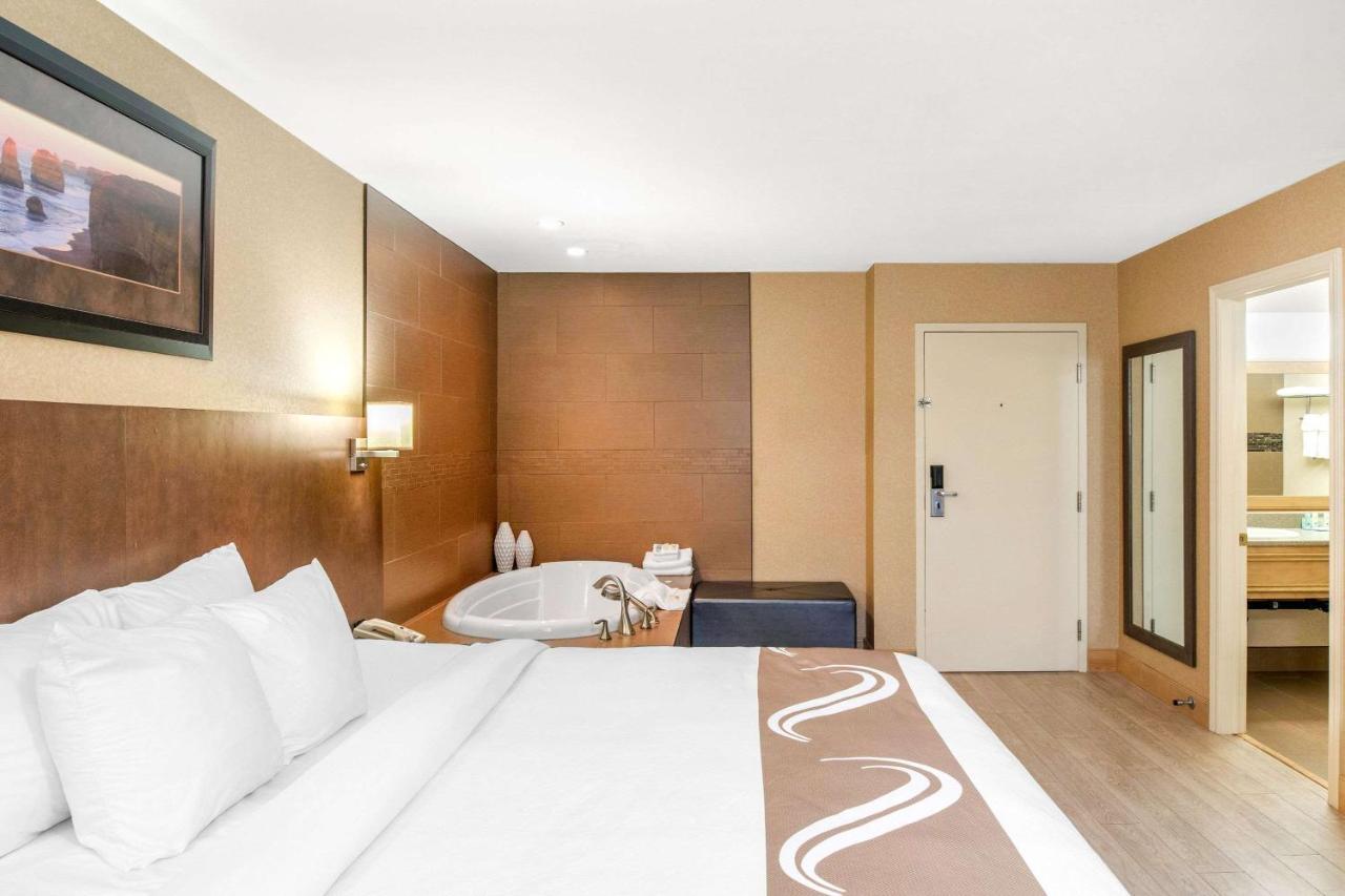 Quality Inn & Suites Cornwall Eksteriør billede