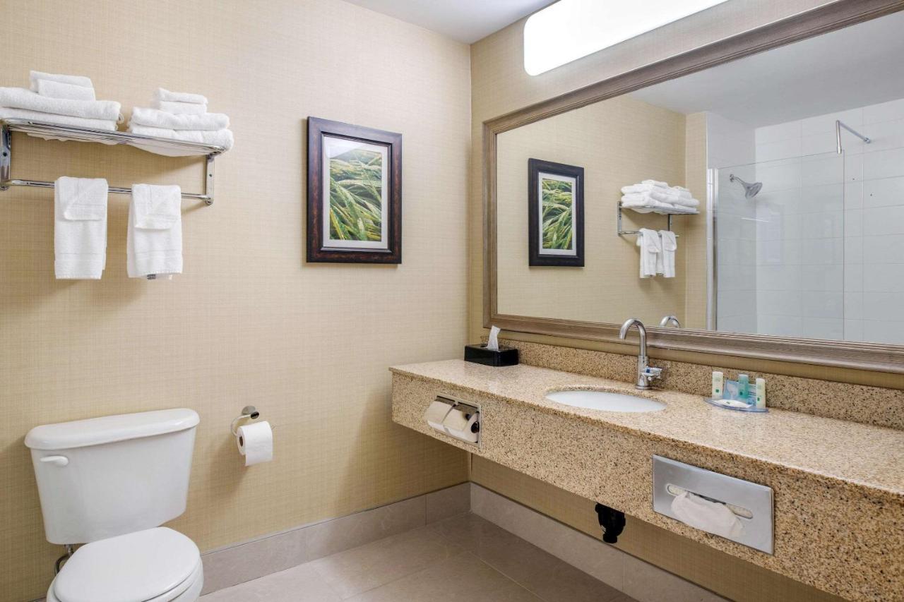 Quality Inn & Suites Cornwall Eksteriør billede