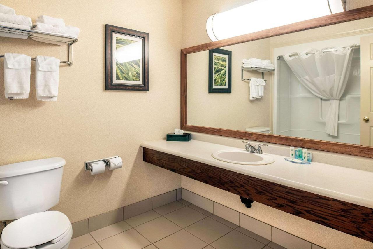 Quality Inn & Suites Cornwall Eksteriør billede