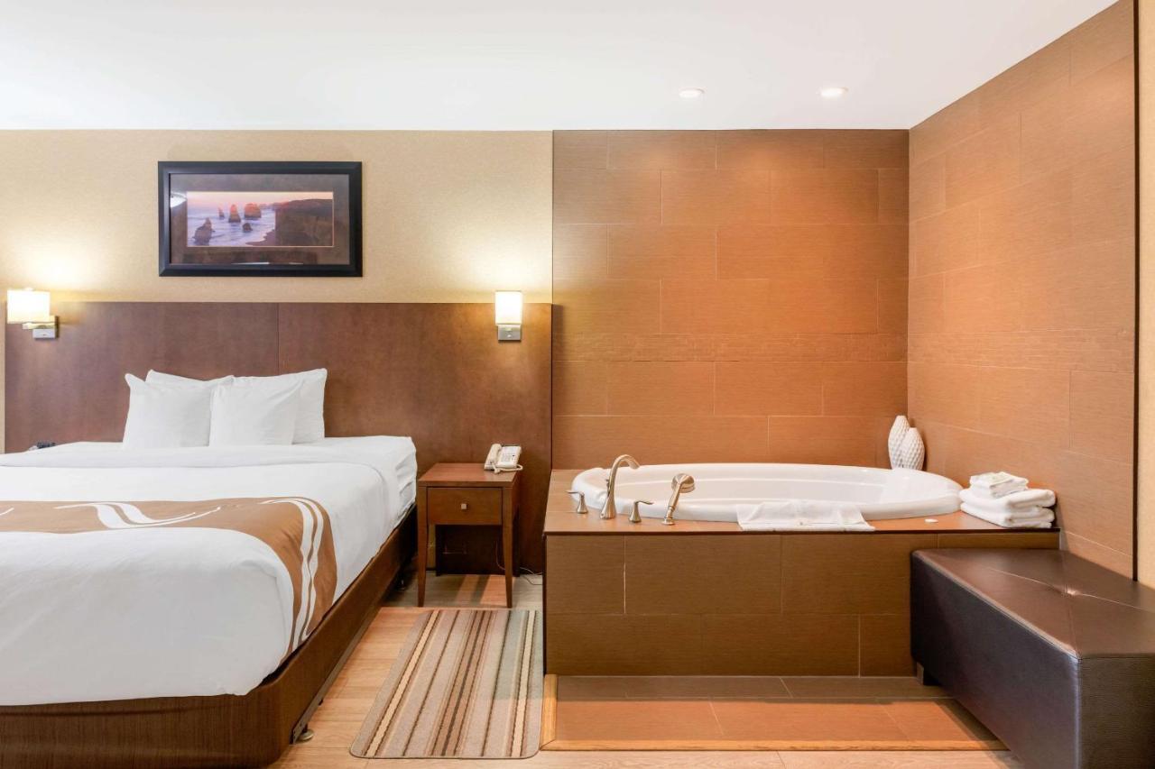 Quality Inn & Suites Cornwall Eksteriør billede
