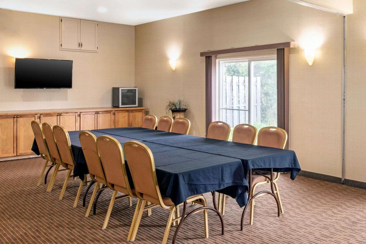 Quality Inn & Suites Cornwall Eksteriør billede